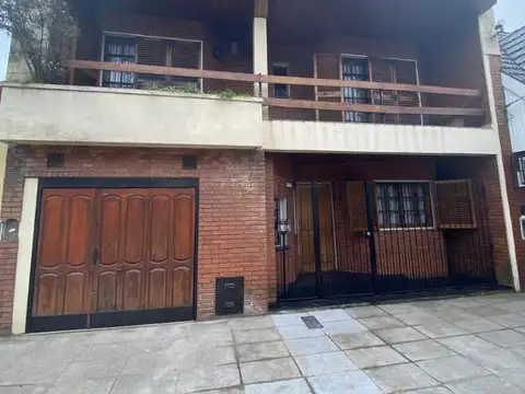CASA EN VENTA EN RAMOS MEJIA, 5 AMBIENTES CON PATIO Y COCHERA OPORTUNIDAD