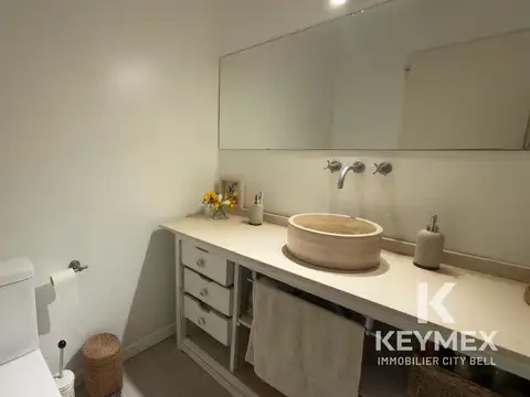 Casa en Alquiler con 2 cocheras