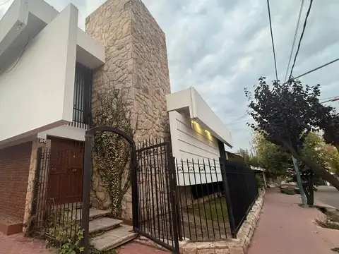 Casa En Venta En Godoy Cruz 4 DormitoriosCochera Doble y Patio