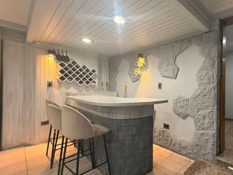 Casa En Venta En Godoy Cruz 4 DormitoriosCochera Doble y Patio