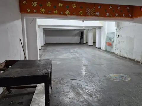 AMPLIO LOCAL COMERCIAL CON SOTANO EN EXCELENTE UBICACION.