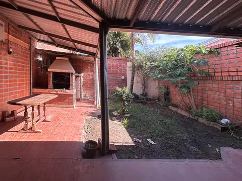Casa en Alquiler con 2 cocheras