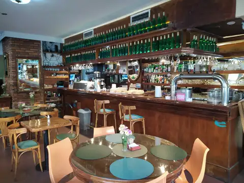 Local en Venta en esquina. Apto Gastronomía