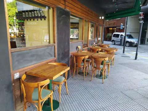 Local en Venta en esquina. Apto Gastronomía