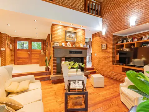 Casa de cuatro dormitorios en Barrio Cerrado Anexo Club Alemán Quilmes  ACEPTA DPTO EN PARTE DE PAGO