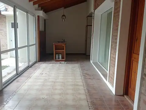 Casa 8 ambientes con 4 baños