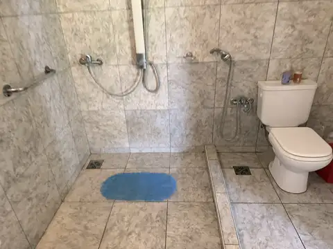 Amplia quinta , lote de 2256  M2, Casa con 3 dormitorios, 2 baños , quincho y pileta.