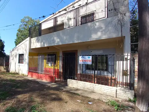 AMPLIA CASA DE 2 PLANTAS EN ESQUINA CON GARAGE