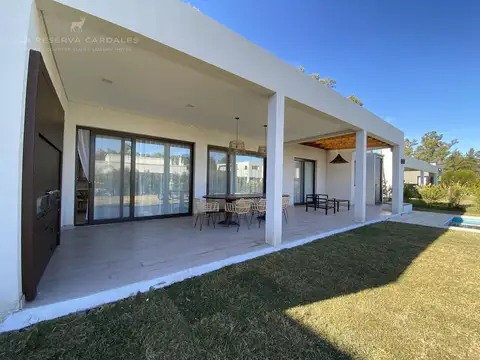 Casa 4 ambientes con 3 baños