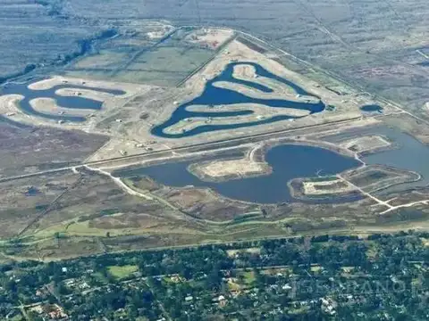 Lote con fondo al Rio con tablestacado de hormigón en El Barrio Náutico Naudir