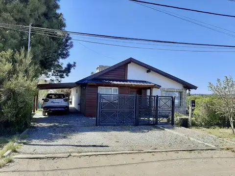 Excelente casa de cuatro ambientes con cochera y jardín.