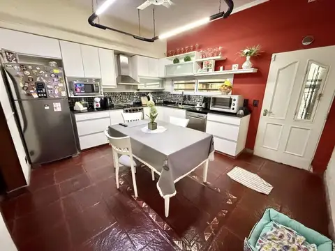 Casa 4 ambientes en excelente estado.