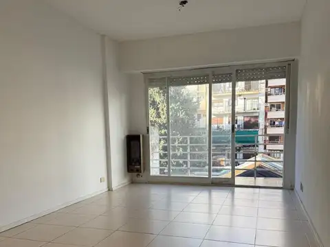 3 Ambientes Grandes ! Super Luminoso con balcon corrido