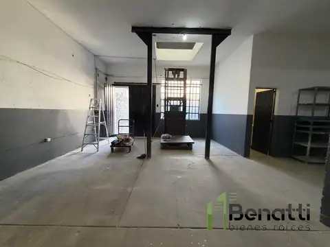 Galpón de 240m2 en alquiler con trifásica y montacargas