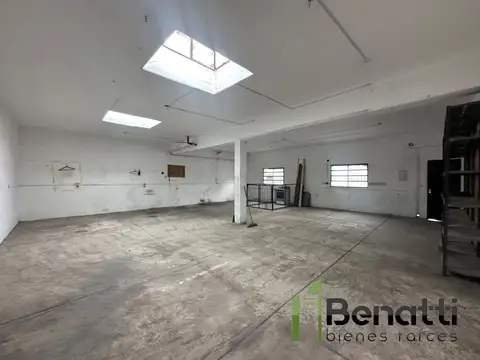 Galpón de 240m2 en alquiler al fondo con cochera pasante