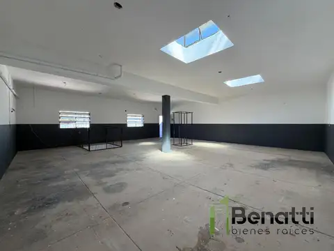 Galpón de 240m2 en alquiler con trifásica y montacargas