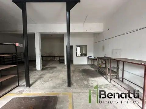 Galpón de 240m2 en alquiler al fondo con cochera pasante