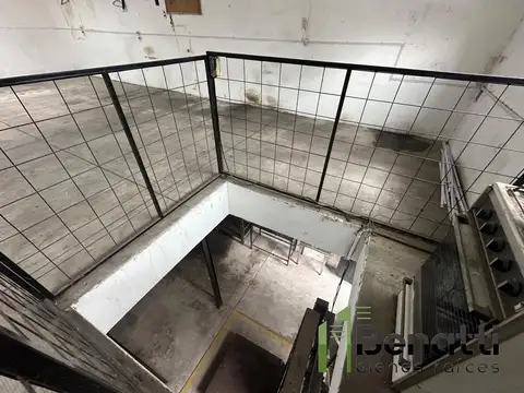 Galpón de 240m2 en alquiler al fondo con cochera pasante