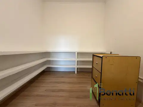 Galpón de 240m2 en alquiler con trifásica y montacargas