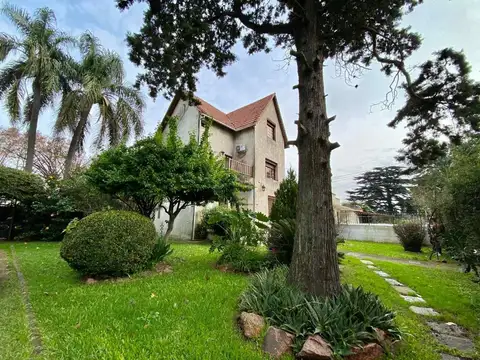 Se venden 2 casas 1 y 3 dormitorios Colón p, único