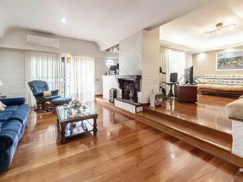 Casa en Venta con 2 cocheras