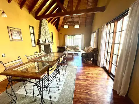 Casa 4 ambientes con 2 baños