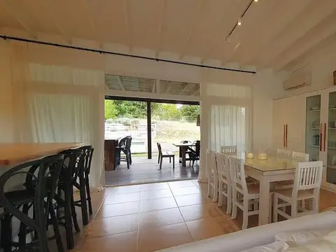 Casa 4 ambientes con 2 baños
