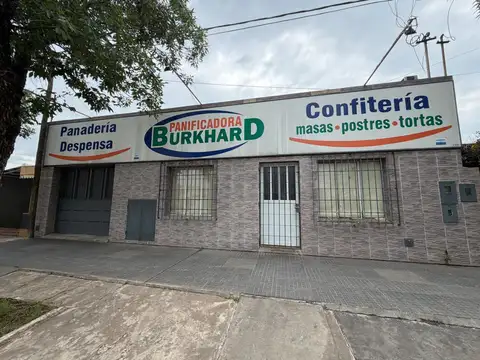 Local comercial con depósitos + casa en barrio Fátima