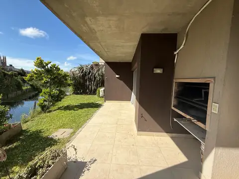 VENTA con Renta Oportunidad PB con jardín en Lago Escondido 3 amb al agua