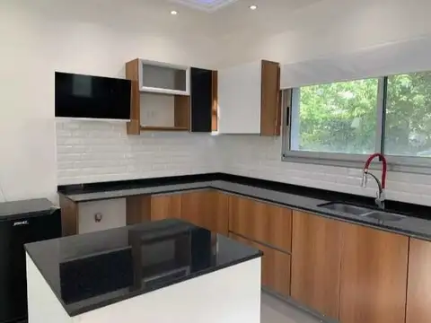 Casa en Venta con 3 cocheras