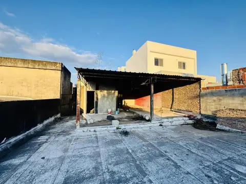 Galpón comercial sobre avenida.