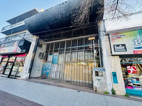 Galpón comercial sobre avenida.