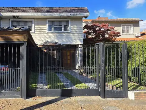 Casa en 2 plantas de 4 ambientes con pileta 