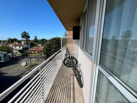 Dos ambientes con balcón al frente y al contrafrente.