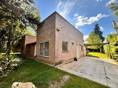 Casa en Alquiler con 2 cocheras