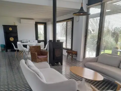 Casa 4 ambientes con 3 baños