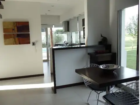 Casa 4 ambientes con 3 baños