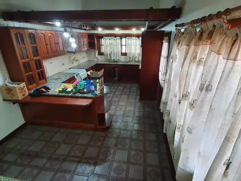Casa en venta - 3 Dormitorios 4 Baños - 330 mts 2 - Villa Elisa