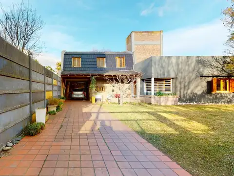 Casa en Venta con 2 cocheras