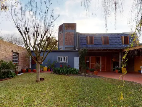 Casa  2 dormitorios parque pileta - City Bell entre caminos