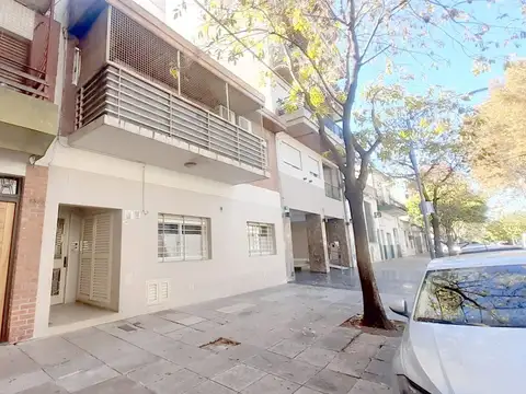 Departamento dos ambientes, en primer piso con balcón. Excelente estado.