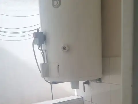 Departamento dos ambientes, en primer piso con balcón. Excelente estado.