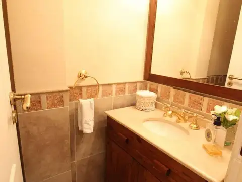 Casa 6 ambientes con 4 baños