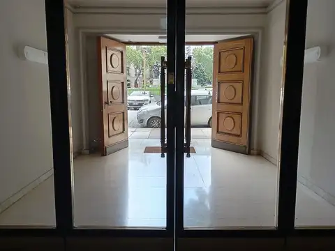 Libertad al 1300 FRENTE A LA PLAZA CARLOS PELLEGRINI