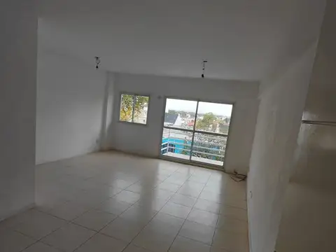 oportunidad en flores - monoambiente al frente 34metros- con balcon y muy luminoso -  excelente ubicación