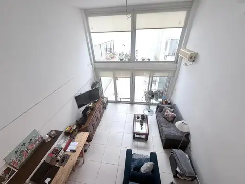 VENTA DEPTO. 2 AMBIENTES EN DÚPLEX CON GRAN PATIO PROPIO 90 metros Y MUCHO POTENCIAL