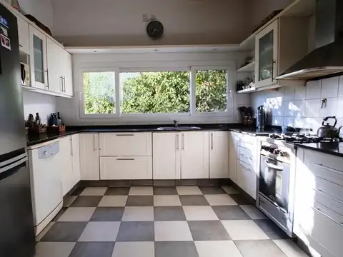 Casa 5 ambientes con 3 baños