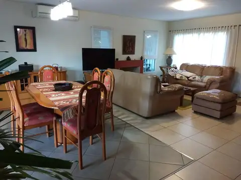 Casa 5 ambientes con 3 baños