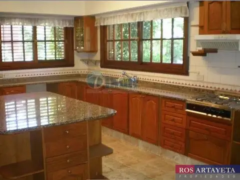 Casa en Alquiler con 4 cocheras