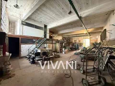 Venta de GALPON + OFICINAS  o VIVIENDA  122 bis entre 69 y 70, Berisso